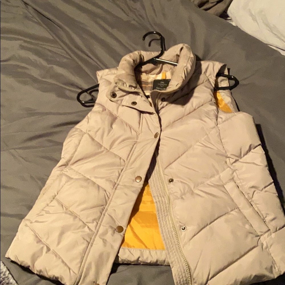 Size small Gap vest, excellent condition. Beige
